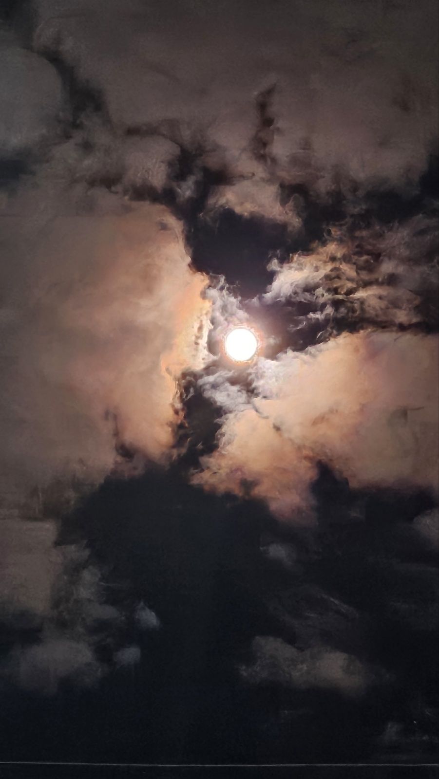 구름과 둥근달의 신비